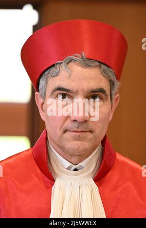 Karlsruhe, Deutschland. 26. April 2022. Stephan Harbarth, Vorsitzender des Ersten Senats und Präsident des Bundesverfassungsgerichts, gibt das Urteil zum bayerischen Verfassungsschutzgesetz bekannt. Das bayerische Verfassungsschutzgesetz sei nach dem Urteil teilweise verfassungswidrig. Quelle: Uli Deck/dpa/Alamy Live News Stockfoto