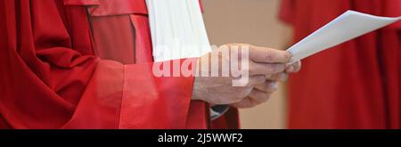 Karlsruhe, Deutschland. 26. April 2022. Stephan Harbarth, Vorsitzender des Ersten Senats und Präsident des Bundesverfassungsgerichts, gibt das Urteil zum bayerischen Verfassungsschutzgesetz bekannt. Das bayerische Verfassungsschutzgesetz sei nach dem Urteil teilweise verfassungswidrig. Quelle: Uli Deck/dpa/Alamy Live News Stockfoto