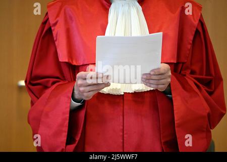 Karlsruhe, Deutschland. 26. April 2022. Stephan Harbarth, Vorsitzender des Ersten Senats und Präsident des Bundesverfassungsgerichts, gibt das Urteil zum bayerischen Verfassungsschutzgesetz bekannt. Das bayerische Verfassungsschutzgesetz sei nach dem Urteil teilweise verfassungswidrig. Quelle: Uli Deck/dpa/Alamy Live News Stockfoto