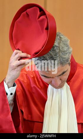 Karlsruhe, Deutschland. 26. April 2022. Stephan Harbarth, Vorsitzender des Ersten Senats und Präsident des Bundesverfassungsgerichts, gibt das Urteil zum bayerischen Verfassungsschutzgesetz bekannt. Das bayerische Verfassungsschutzgesetz sei nach dem Urteil teilweise verfassungswidrig. Quelle: Uli Deck/dpa/Alamy Live News Stockfoto