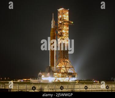 Der SLS Booster der NASA rollt am Dienstag, den 26. April 2022, zum Vehicle Assembly Building im Kennedy Space Center, Florida zurück. Die NASA plant, Reparaturen an der Rakete und ihrer mobilen Startplattform durchzuführen, bevor sie zu einer nassen Generalprobe und einem Tanking-Test zum Pad zurückkehrt. Foto von Joe Marino/UPI Credit: UPI/Alamy Live News Stockfoto