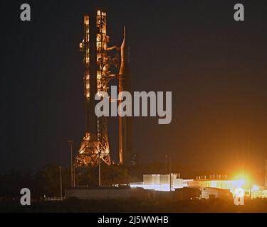 Der SLS Booster der NASA rollt am Dienstag, den 26. April 2022, zum Vehicle Assembly Building im Kennedy Space Center, Florida zurück. Die NASA plant, Reparaturen an der Rakete und ihrer mobilen Startplattform durchzuführen, bevor sie zu einer nassen Generalprobe und einem Tanking-Test zum Pad zurückkehrt. Foto von Joe Marino/UPI Stockfoto