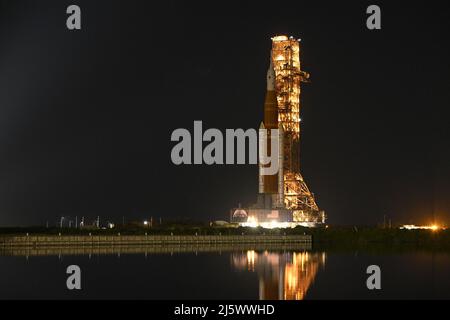 Der SLS Booster der NASA rollt am Dienstag, den 26. April 2022, zum Vehicle Assembly Building im Kennedy Space Center, Florida zurück. Die NASA plant, Reparaturen an der Rakete und ihrer mobilen Startplattform durchzuführen, bevor sie zu einer nassen Generalprobe und einem Tanking-Test zum Pad zurückkehrt. Foto von Joe Marino/UPI Credit: UPI/Alamy Live News Stockfoto