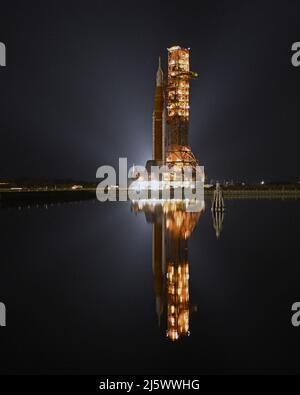 Der SLS Booster der NASA rollt am Dienstag, den 26. April 2022, zum Vehicle Assembly Building im Kennedy Space Center, Florida zurück. Die NASA plant, Reparaturen an der Rakete und ihrer mobilen Startplattform durchzuführen, bevor sie zu einer nassen Generalprobe und einem Tanking-Test zum Pad zurückkehrt. Foto von Joe Marino/UPI Stockfoto