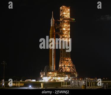 Der SLS Booster der NASA rollt am Dienstag, den 26. April 2022, zum Vehicle Assembly Building im Kennedy Space Center, Florida zurück. Die NASA plant, Reparaturen an der Rakete und ihrer mobilen Startplattform durchzuführen, bevor sie zu einer nassen Generalprobe und einem Tanking-Test zum Pad zurückkehrt. Foto von Joe Marino/UPI Credit: UPI/Alamy Live News Stockfoto