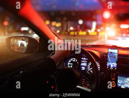 Nächtliches Autofahren in der Stadt mit Navigation Stockfoto