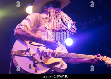 25. April 2022, San Diego, CA, Vereinigte Staaten von Amerika: Orville Peck führt am Montag, 25.. April 2022, im Humphrey's by the Bay in San Diego, Kalifornien, seine eklektische Mischung aus psychedelischem Outlaw-Land vor. Herr Peck kommt aus Südafrika und hat seinen Sitz in Kanada. Kürzlich trat er auch bei Coachella 2022 auf und zu seinen Einflüssen gehören Goth, Punk, Rock, Country und Pop. Peck hat mit Künstlern wie Lady Gaga und Shania Twain zusammengearbeitet (Foto: © Rishi Deka/ZUMA Press Wire) Stockfoto