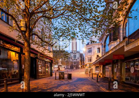 Morgendämmerung am Norwich Market, Stadtverwaltung in der Ferne, Norfolk, England. Stockfoto