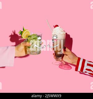 Collage zeitgenössischer Kunst mit Zeichnungen. Weibliche Hände halten Glas mit Cocktails isoliert auf rosa Hintergrund. Pop-Art, Cartoon-Stil Stockfoto