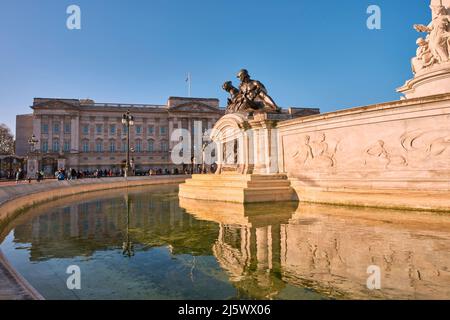 Buckingham Palace und das Victoria Memorial im Morgenlicht, London Stockfoto