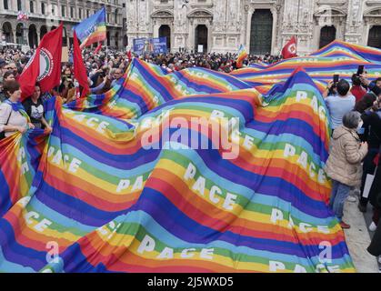 Befreiungsfeier in Mailand am 25. April 2022. Eine große Fahne für den Frieden, der zur Feier des Jahrestages der Befreiung Italiens entlarvt wurde Stockfoto