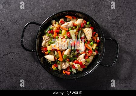 Hähnchenbrustbraten und Gemüse auf schwarzem Stein Hintergrund Stockfoto