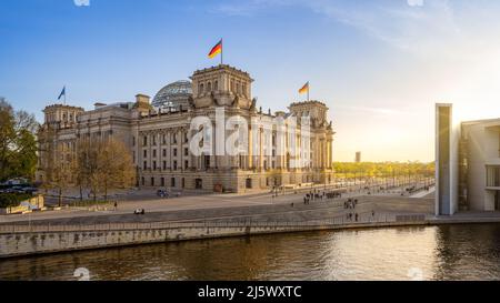 Das berühmte reichstagsgebäude bei Sonnenuntergang in berlin, deutschland Stockfoto