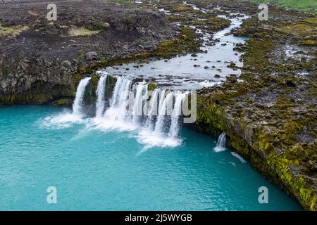 Wasserfall Þjófafoss im südlichen isländischen Hochland. Hier fällt der Fluss Þjórsá über eine Steilkante in einem natürlichen Becken. Stockfoto