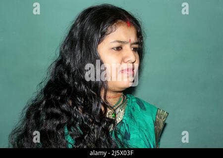 Porträt einer schönen indischen Frau in traditionellem Sari-Kleid Stockfoto