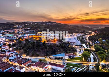 Luftaufnahme des Schlosses Torres Vedras bei Lissabon in Portugal bei Sonnenuntergang Stockfoto