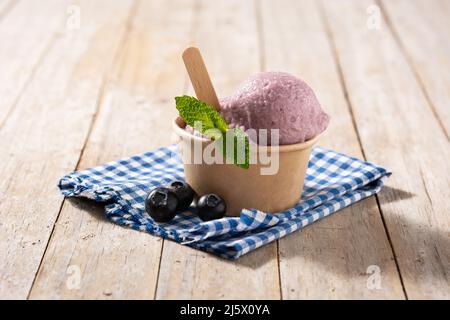 Heidelbeer-Eislöffel auf Holztisch Stockfoto