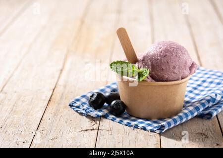 Heidelbeer-Eislöffel auf Holztisch Stockfoto