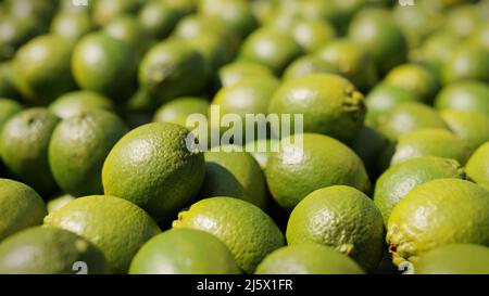 Limetten, saftige Zitrusfrüchte Hintergrund Stockfoto