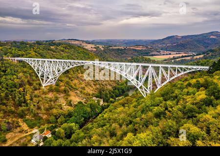 Das Viadukt Viaur, eine Eisenbahnbrücke in Aveyron - Occitanie, Frankreich Stockfoto