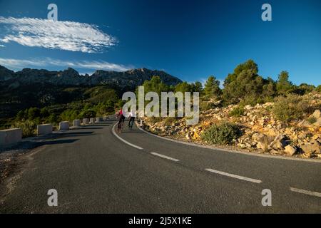 Die Hügel in und um Calpe Dorf mit Bernia Berg im Hintergrund, Bereich sehr beliebt bei Radfahrern, Costa Blanca, Alicante, Spanien Stockfoto