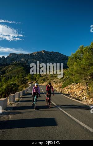 Die Hügel in und um Calpe Dorf mit Bernia Berg im Hintergrund, Bereich sehr beliebt bei Radfahrern, Costa Blanca, Alicante, Spanien Stockfoto