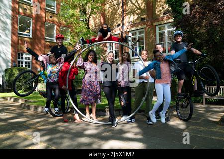 Darsteller des Cirque Bijou, die an den Jubiläumsfeiern teilnehmen, während eines Fotoaufrufs zur endgültigen Enthüllung des Platinum Jubilee Pageant auf der BAFTA in London. Bilddatum: Dienstag, 26. April 2022. Stockfoto