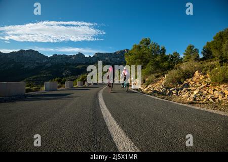 Die Hügel in und um Calpe Dorf mit Bernia Berg im Hintergrund, Bereich sehr beliebt bei Radfahrern, Costa Blanca, Alicante, Spanien Stockfoto