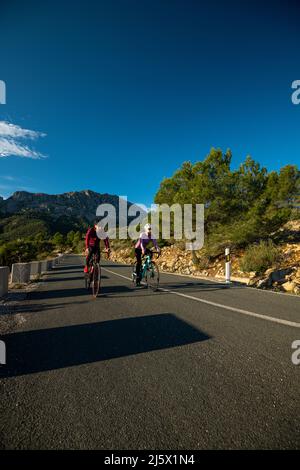 Die Hügel in und um Calpe Dorf mit Bernia Berg im Hintergrund, Bereich sehr beliebt bei Radfahrern, Costa Blanca, Alicante, Spanien Stockfoto