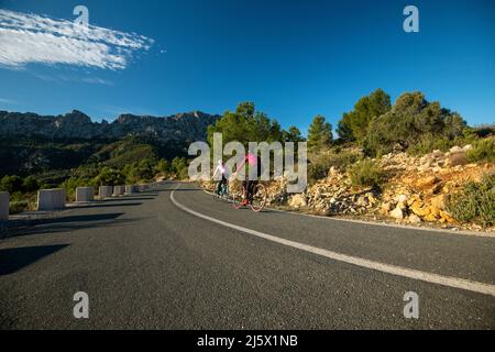 Die Hügel in und um Calpe Dorf mit Bernia Berg im Hintergrund, Bereich sehr beliebt bei Radfahrern, Costa Blanca, Alicante, Spanien Stockfoto