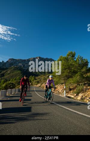 Die Hügel in und um Calpe Dorf mit Bernia Berg im Hintergrund, Bereich sehr beliebt bei Radfahrern, Costa Blanca, Alicante, Spanien Stockfoto