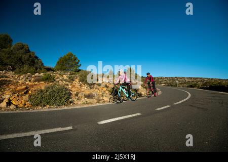 Die Hügel in und um Calpe Dorf mit Bernia Berg im Hintergrund, Bereich sehr beliebt bei Radfahrern, Costa Blanca, Alicante, Spanien Stockfoto
