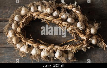 Runde Knoblauchbüschel auf einer Holzstruktur. Konzept: Lebensmittel, Gemüse, agricultureм Stockfoto