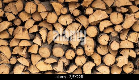 Holzstämme, Balken, Brennholz, Rahmen. Holzbalken Holzhintergrund. Kraftstoff. Brennholz für den Winter ernten. Konzept: Kraftstoff, Textur Stockfoto