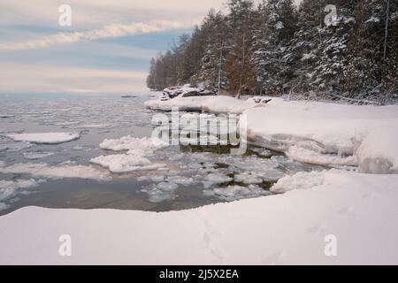 Toft Point ist ein landschaftlich reizvoller Naturraum in der Nähe von Baileys Harbour in Door County Wisconsin. Door County ist ein sehr beliebtes Touristenziel. Stockfoto