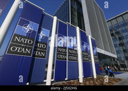 Peking, Belgien. 24. März 2022. Mitarbeiter arbeiten am NATO-Hauptquartier in Brüssel, Belgien, 24. März 2022. Quelle: Zheng Huansong/Xinhua/Alamy Live News Stockfoto