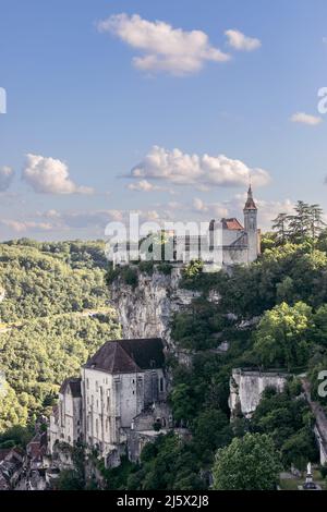 Gruppe von riesigen religiösen Gebäuden auf halber Höhe der Klippe und des Schlosses auf dem Gipfel des mittelalterlichen historischen Dorfes Rocamadour. Lot, Okzitania, Frankreich Stockfoto