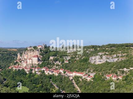 Maxi Panoramablick auf die Schlucht des Flusses Alzou, felsige Ufer mit grünem Wald bedeckt, und die vollständige Topographie des Dorfes Rocamadour. Lot, Occitania, Frankreich Stockfoto