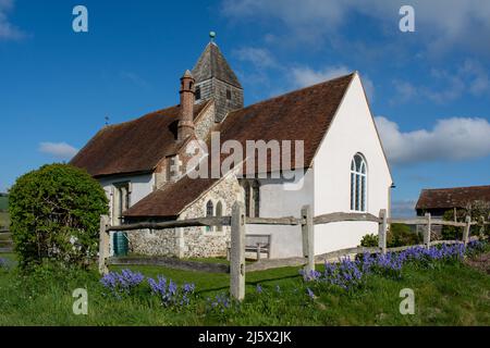 St. Huberts Kirche in Idsworth, Hampshire, England. Eine anglikanische Kirche aus dem 11.. Jahrhundert, die allein auf dem englischen Land steht. Stockfoto