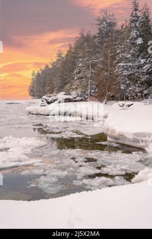 Toft Point ist ein landschaftlich reizvoller Naturraum in der Nähe von Baileys Harbour in Door County Wisconsin. Door County ist ein sehr beliebtes Touristenziel. Stockfoto