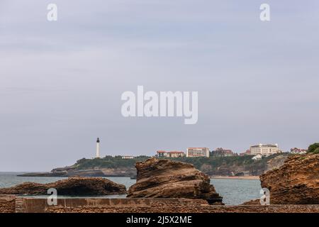 Panoramablick von Rocher de la Vierge auf die Bucht von Biarritz, den Strand von Grande und den berühmten Leuchtturm. Pyrenees-Atlantiques, französisch Stockfoto