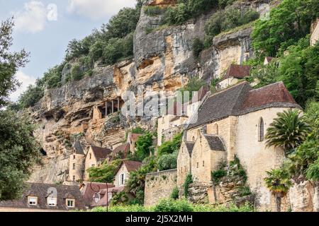 Die alte Kapelle Eglise Notre-Dame de La Roque-Gageac wurde 1330 erbaut und ist eine romanische Kirche. Auf dem Dach befindet sich Kalksteinfelsen. Dordogne, Frankreich Stockfoto