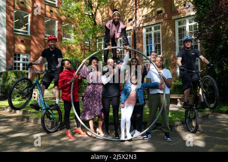 Darsteller des Cirque Bijou, die an den Jubiläumsfeiern teilnehmen, während eines Fotoaufrufs zur endgültigen Enthüllung des Platinum Jubilee Pageant auf der BAFTA in London. Bilddatum: Dienstag, 26. April 2022. Stockfoto