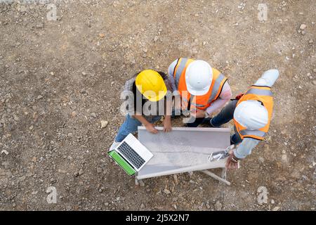 Architekt und Ingenieur Vorarbeiter in Helm arbeiten auf einer Baustelle, Bauingenieur Projekt Bauarbeiten. Stockfoto