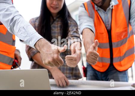 Architekt, Vorarbeiter und Arbeiter diskutieren auf der Baustelle auf der Baustelle, Bau Wohn neues Haus im Bau Stockfoto