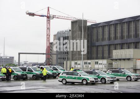 26. April 2022, Hessen, Frankfurt/Main: Zollbeamte stehen vor der Baustelle des Terminals 3 am Frankfurter Flughafen (zur dpa: 'Razzia gegen Mondbeleuchtung am Frankfurter Flughafen'). Foto: --/5vision Medien /dpa Stockfoto