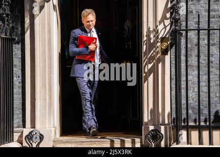 London, 26. April 2022. Grant Shapps, Staatssekretär für Verkehr, verlässt die Downing Street 10 nach der Kabinettssitzung. Kredit: amer ghazzal/Alamy Live Nachrichten Stockfoto