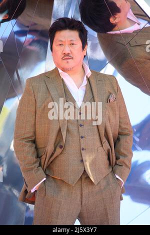 London, Großbritannien. 26. April 2022. Benedict Wong besucht einen Doktor Strange in der Multiverse of Madness Fotozelle, am Trafalgar Square, London. Bilddatum: Dienstag, 26. April 2022. Bildnachweis sollte lauten: Matt Crossick/Empics/Alamy Live News Stockfoto