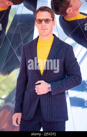 London, Großbritannien. 26. April 2022. Benedict Cumberbatch besucht einen Doktor Strange in der Multiverse of Madness Fotoserie auf dem Trafalgar Square in London. Bilddatum: Dienstag, 26. April 2022. Bildnachweis sollte lauten: Matt Crossick/Empics/Alamy Live News Stockfoto