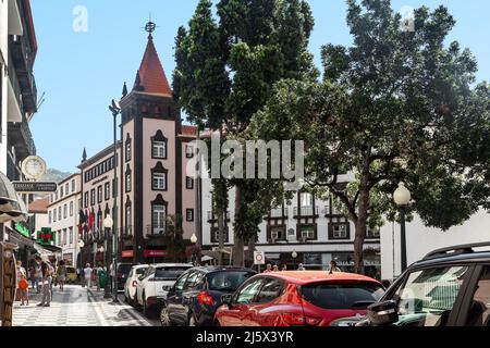 FUNCHAL, PORTUGAL - 20. AUGUST 2021: Dies ist das Gebäude der Bank of Madeira an der belebten zentralen Arriaga Avenue. Stockfoto